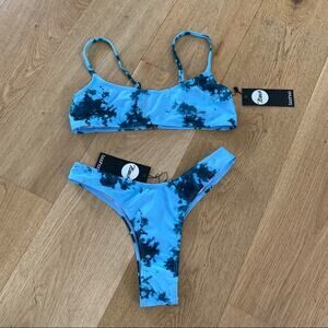 Boohoo - Ink Print Crop Top Style Bikini in Blue